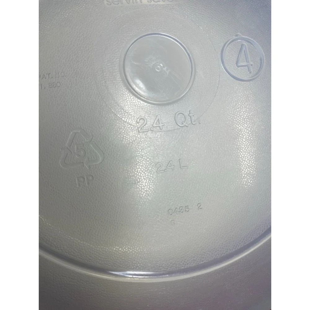 TWO Rubbermaid #4 Servin Saver Round 2.4 Qts Container Bowls w/Lids